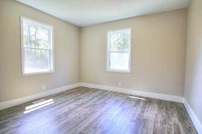 Building Photo - Price Reduced! Available 07/12/2024: Charm...