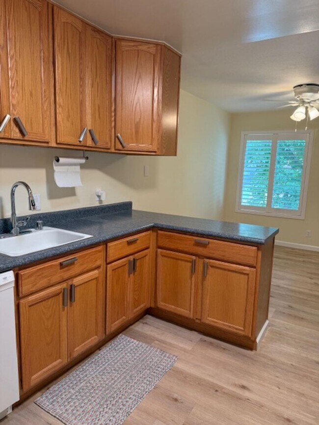 Foto del edificio - Stylish 2-Bedroom Condo in the Heart of Li...
