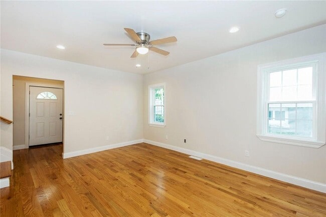Building Photo - 5 Midland Pl