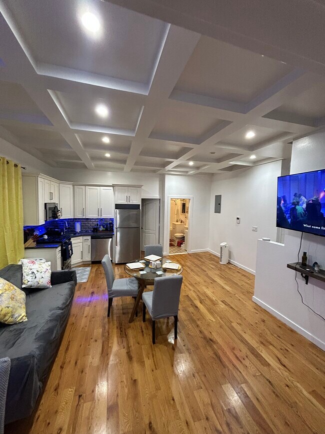 Foto del edificio - 451 Newport St