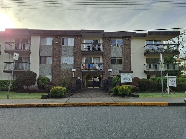 Photo du bâtiment - 1320 King Albert Ave