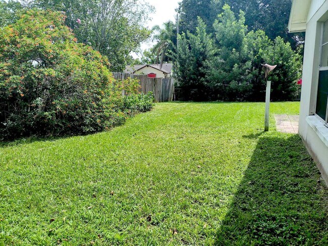 Foto del edificio - 7055 Lassen Ave