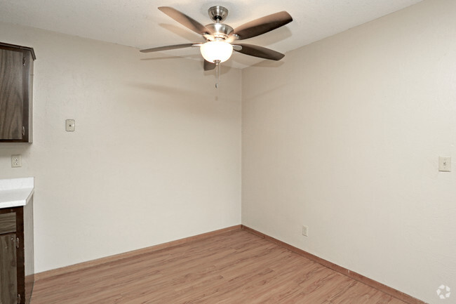 2HAB, 1BA - 988 ft² - Lakecrest Apartments