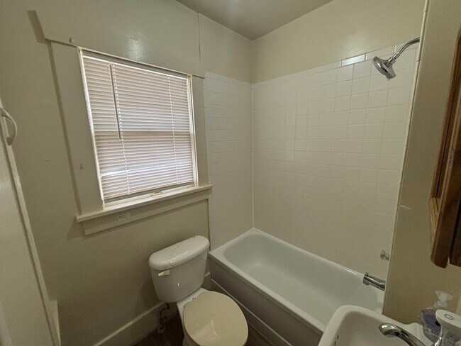 Foto del edificio - 215 E 1st Ave