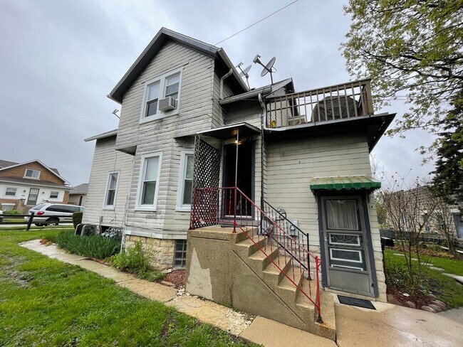 Building Photo - 724 Raub St
