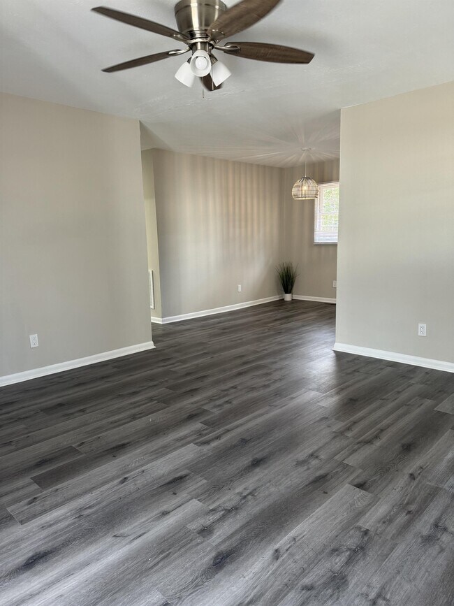 Foto del edificio - 824 Stoneykirk Dr