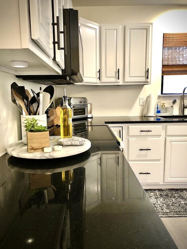 Foto del edificio - Courtyard Home 3BR/2.5BA w/fenced yard in ...