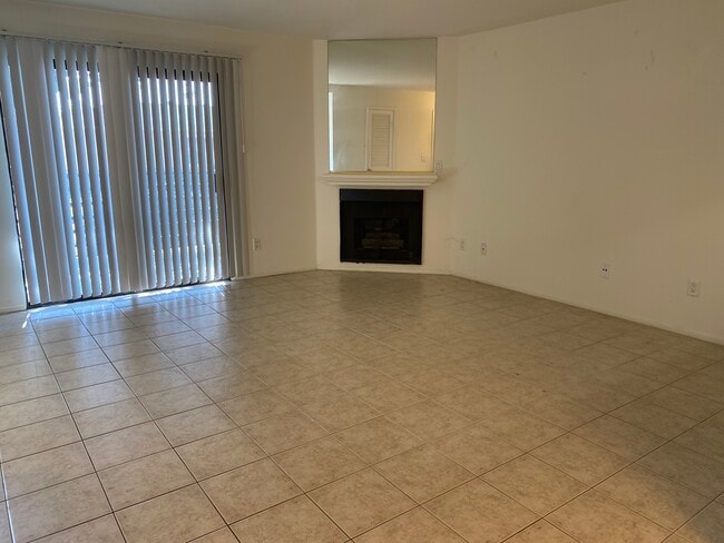 Family room - 1801 W Victory Blvd
