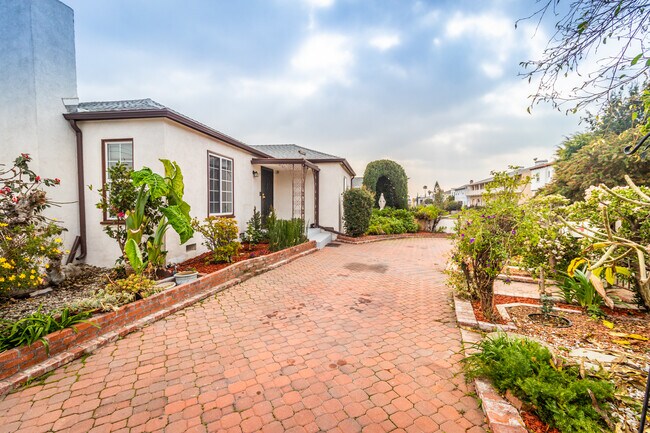 Foto del edificio - 870 N Alexandria Ave