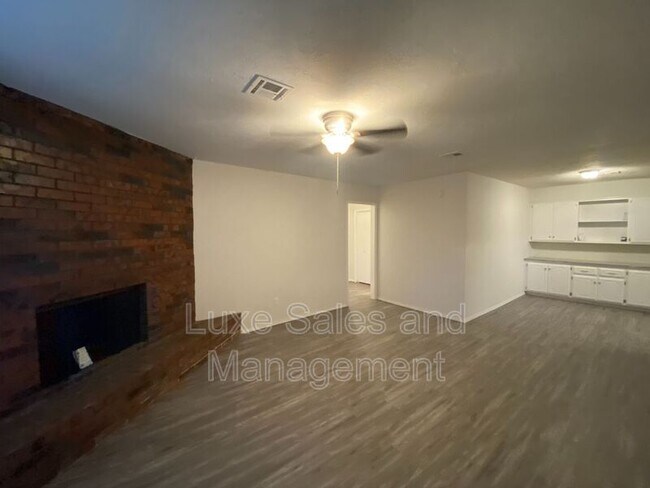 Building Photo - 208 Crystal Cir