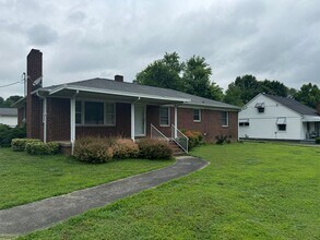 Building Photo - 1020 W Catawba Ave