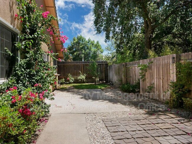 Building Photo - 8330 Foxfire Dr