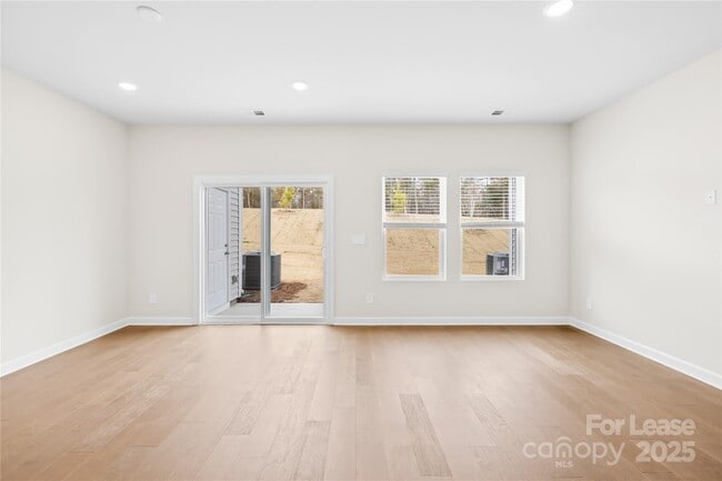 Building Photo - 4135 Smt Wds Dr