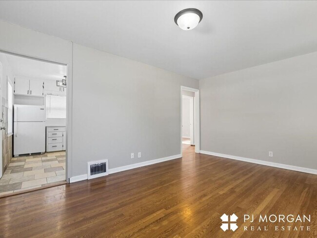 Foto del edificio - Stylish Updates + Spacious Yard + 2-Car Ga...