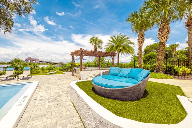 009_Pier5350Apts_ExtAmen_xs - Pier 5350