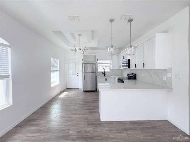 Building Photo - 19 W Woodson Dr