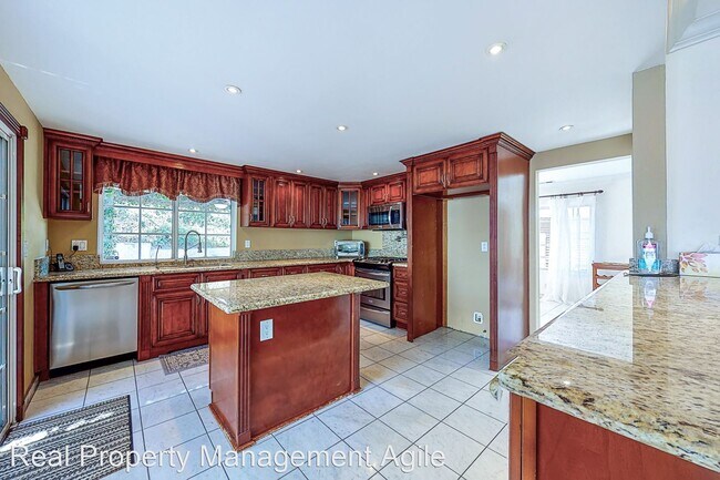 Building Photo - 4 br, 3.5 bath House - 824 Via Alameda