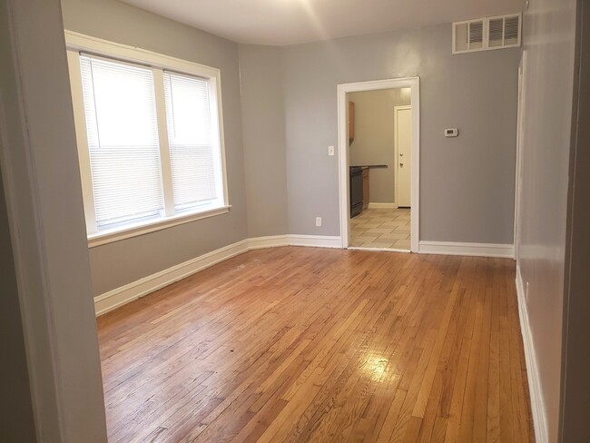 Foto del edificio - 7937 S Eberhart Ave
