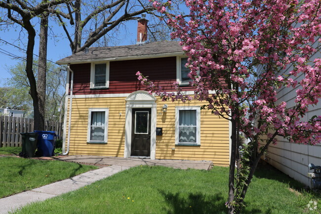 Building Photo - 1326 E 12th St