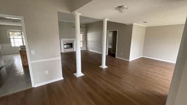 Building Photo - Home For Rent