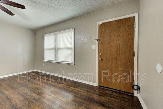 Building Photo - 224 Elm St