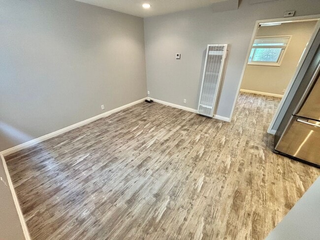 Building Photo - Renovated 1 Bedroom, Walk to Beach, W/D