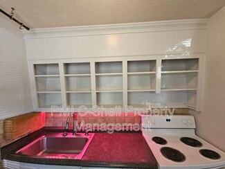 Building Photo - 210 N Pinewood Ln