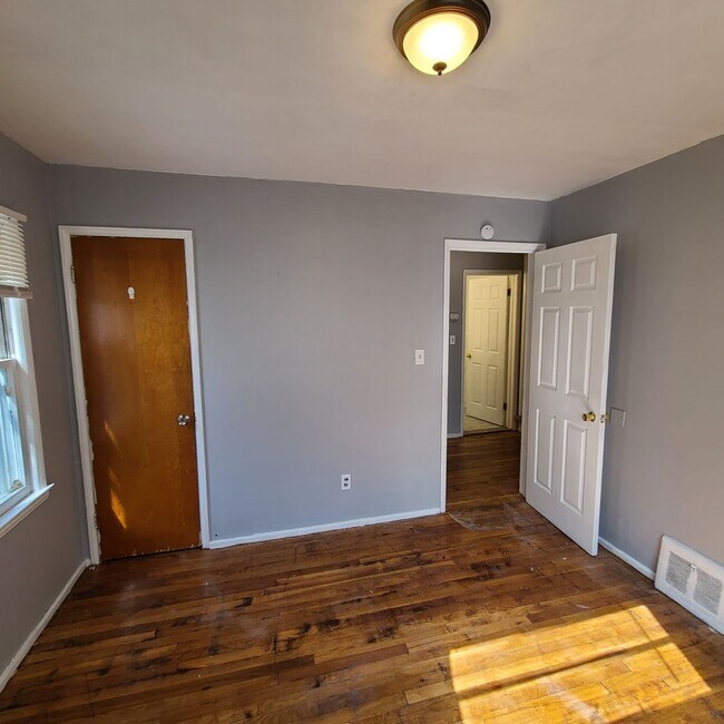Building Photo - 4 Bedroom Home For LEase Section 8 Welcome