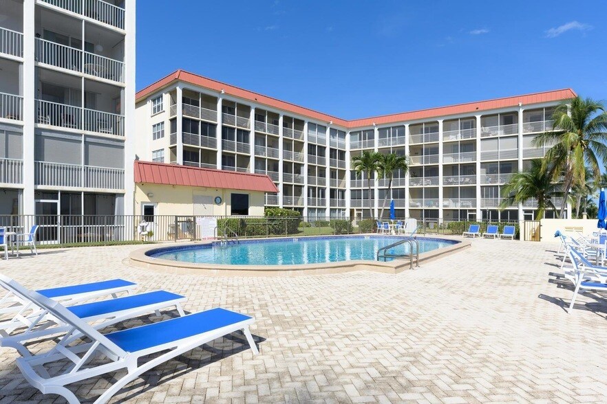 Primary Photo - 100 Paradise Harbour Blvd