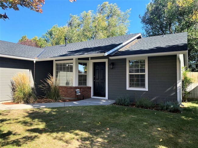 Foto del edificio - Charming 3 bed 2 bath home in a quiet Boise Neighborhood just off Glenwood and Hill Rd.