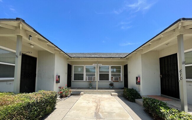 Foto del edificio - 664-670 S Eremland Dr