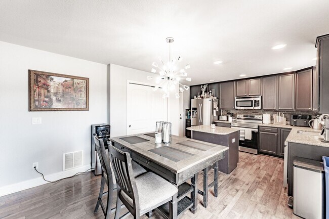 Foto del edificio - 4 Bed 4 Bath Home in Lorson Ranch!