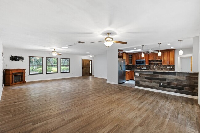 Building Photo - Welcome to your Pool/Lake Home!