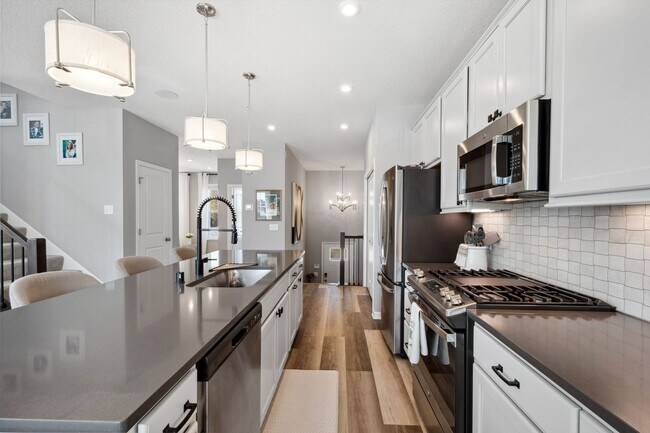 Building Photo - Rare End Unit 3Bed 3Bath Townhome in Rogers