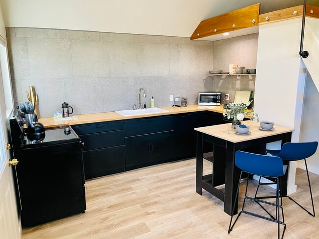 Building Photo - 845 N 9th Ave