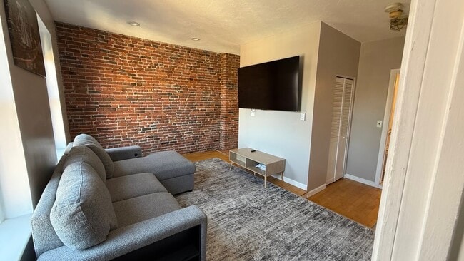 Building Photo - 16 Foster St