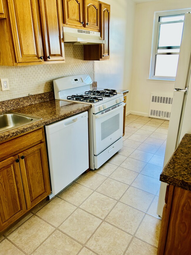 Building Photo - 72 Croton Ave