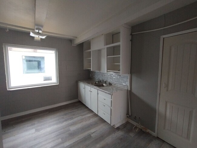 Building Photo - $695 -  2 bed 1 bath Duplex - Located in t...
