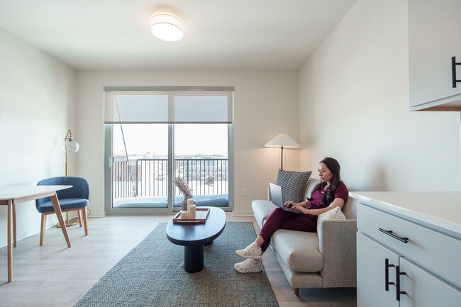 Building Photo - Monarch on Main