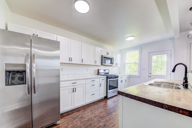 Building Photo - Available May 2024 - Completely RENOVATED ...