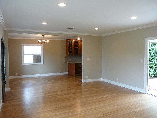 Building Photo - 13046 Greenleaf St