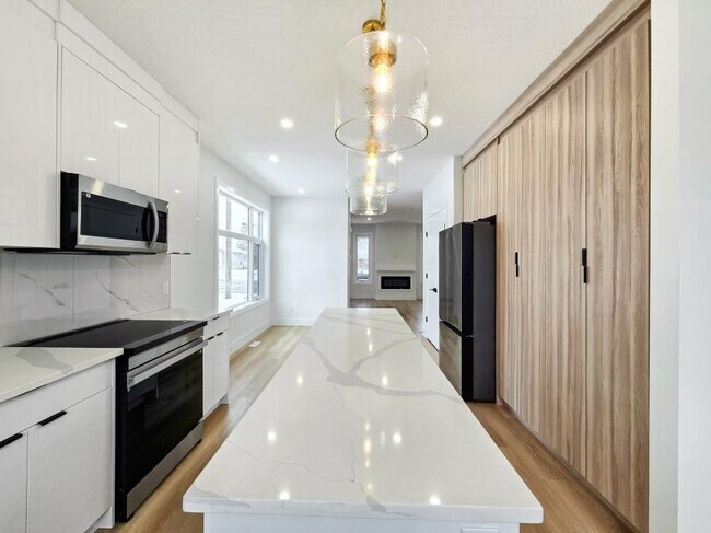 Building Photo - 3.0 bedroom in Calgary Alberta T3E 4A6