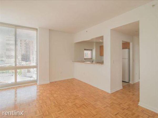 Building Photo - 225 W 14th St