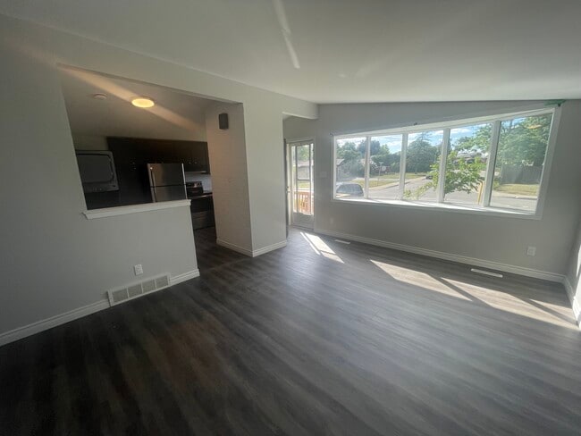 Building Photo - 3 Bedroom Main Floor on East Mountain