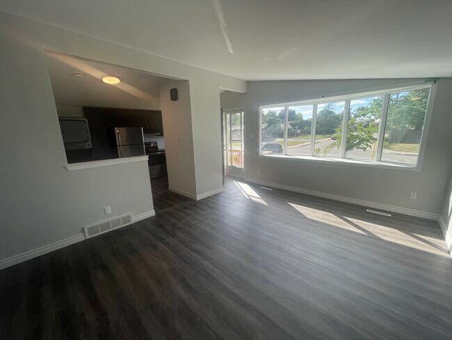 Photo du bâtiment - 3 Bedroom Main Floor on East Mountain