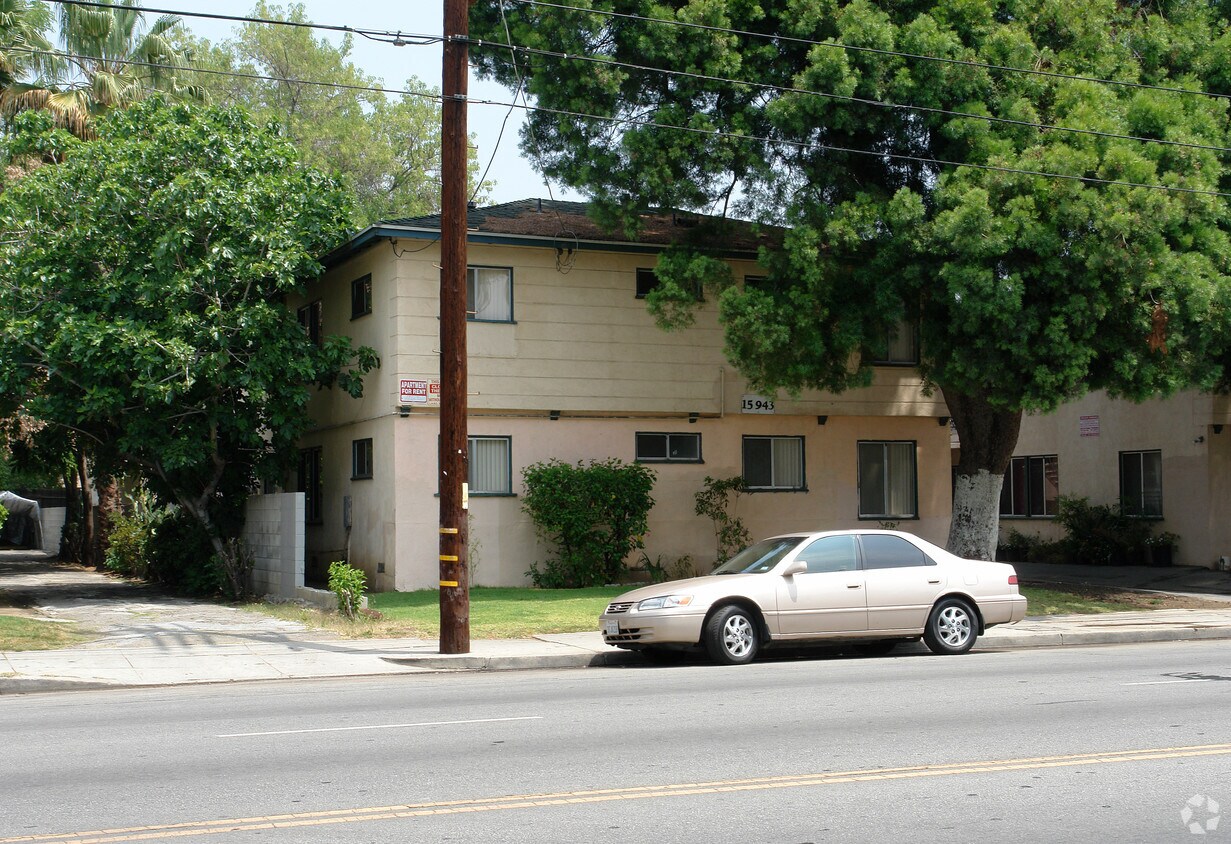 Building Photo - 15943 Vanowen St