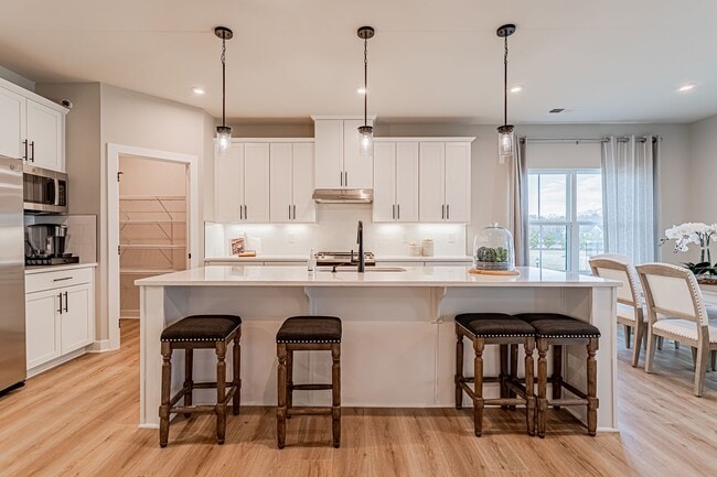 Building Photo - 4 bedroom, 2.5 bathroom with Bonus in the ...
