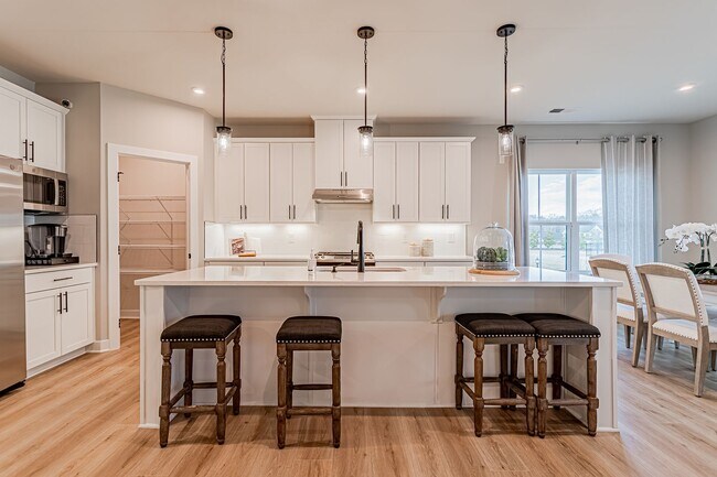Foto del edificio - 4 bedroom, 2.5 bathroom with Bonus in the ...