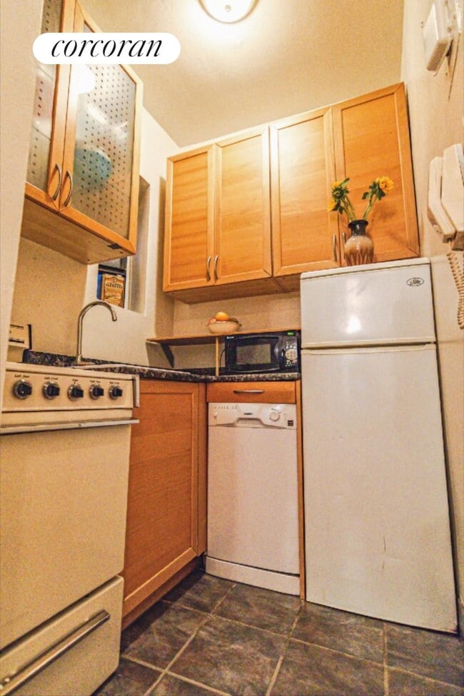 Building Photo - 205 E 89th St
