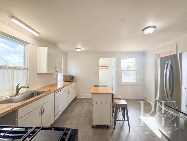 Building Photo - Light-Filled Home with Vaulted Ceilings, B...